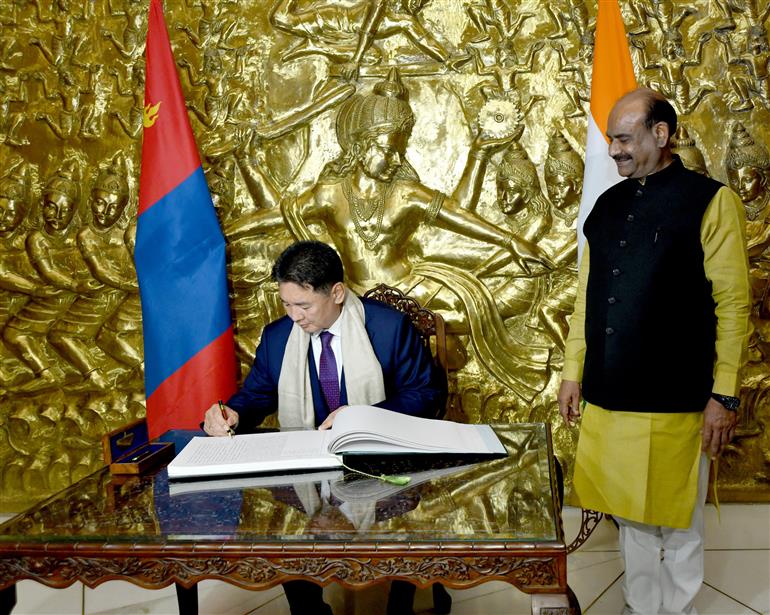 The President of Mongolia, Mr. Khurelsukh Ukhnaa writing his remarks in presence of the Speaker of Lok Sabha, Shri Om Birla at Parliament House, in New Delhi on October 14, 2025.