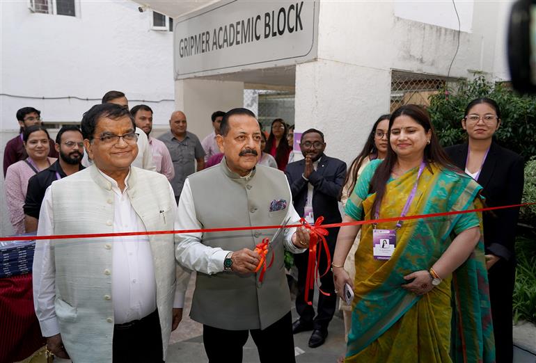 The Minister of State for Science & Technology (Independent Charge), Earth Sciences (Independent Charge), Prime Minister’s Office, Personnel, Public Grievances & Pensions, Atomic Energy and Space, Dr. Jitendra Singh inaugurates the Workshop on Harnessing Artificial Intelligence for Multi-Omics Data Integration and Analysis Organised by Department of Biotechnology and Research, at Sir Ganga Ram Hospital, in New Delhi on October 15, 2025. 