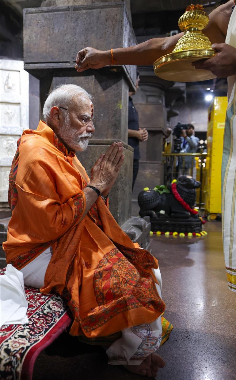 PM performs Darshan and Puja at Sri Bhramaramba Mallikarjuna Swamy Varla Devasthanam at Srisailam, in Andhra Pradesh on October 16, 2025.