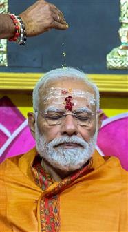 PM performs Darshan and Puja at Sri Bhramaramba Mallikarjuna Swamy Varla Devasthanam at Srisailam, in Andhra Pradesh on October 16, 2025.