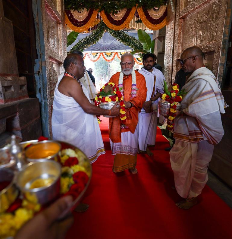 PM performs Darshan and Puja at Sri Bhramaramba Mallikarjuna Swamy Varla Devasthanam at Srisailam, in Andhra Pradesh on October 16, 2025.