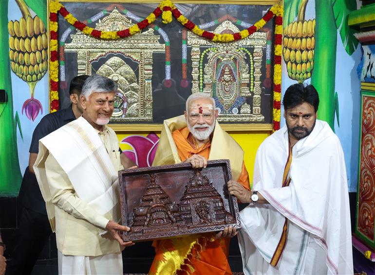 PM performs Darshan and Puja at Sri Bhramaramba Mallikarjuna Swamy Varla Devasthanam at Srisailam, in Andhra Pradesh on October 16, 2025.