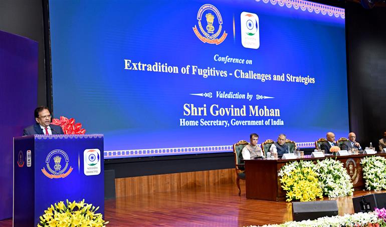 The Secretary, Ministry of Home Affairs, Shri Govind Mohan addressing at the Valedictory Session of  Conference on Extradition of Fugitives - Challenges and Strategies held at Bharat Mandapam, in New Delhi on October 17, 2025.