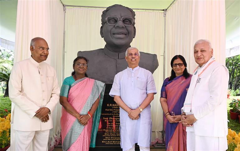 The President of India, Smt. Droupadi Murmu at the unveiling ceremony of the bust of former President of India, late Shri K R Narayanan at Kerala Raj Bhavan, in Kerala on October 23, 2025.