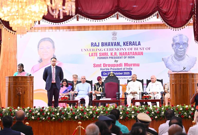 The President of India, Smt. Droupadi Murmu addressing at the unveiling ceremony of the bust of former President of India, late Shri K R Narayanan at Kerala Raj Bhavan, in Kerala on October 23, 2025.