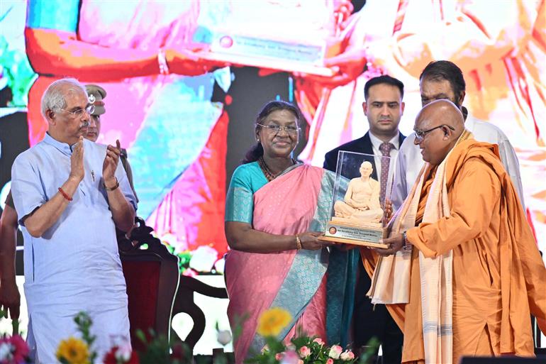 The President of India, Smt. Droupadi Murmu at the inauguration of the observance of the Mahasamadhi centenary of Sree Narayana Guru at Sivagiri Mutt, Varkala, in Kerala on October 23, 2025.