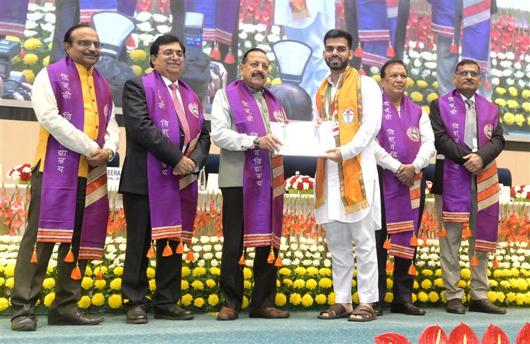 The Minister of State for Science & Technology (Independent Charge), Earth Sciences (Independent Charge), Prime Minister’s Office, Personnel, Public Grievances & Pensions, Atomic Energy and Space, Dr. Jitendra Singh at the 54th Foundation Day & Convocation Ceremony of the University College of Medical Sciences at Vigyan Bhawan, in New Delhi on October 25, 2025.