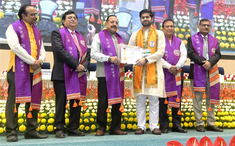 The Minister of State for Science & Technology (Independent Charge), Earth Sciences (Independent Charge), Prime Minister’s Office, Personnel, Public Grievances & Pensions, Atomic Energy and Space, Dr. Jitendra Singh at the 54th Foundation Day & Convocation Ceremony of the University College of Medical Sciences at Vigyan Bhawan, in New Delhi on October 25, 2025.