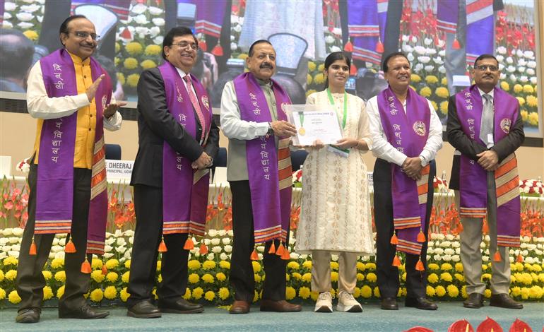 The Minister of State for Science & Technology (Independent Charge), Earth Sciences (Independent Charge), Prime Minister’s Office, Personnel, Public Grievances & Pensions, Atomic Energy and Space, Dr. Jitendra Singh at the 54th Foundation Day & Convocation Ceremony of the University College of Medical Sciences at Vigyan Bhawan, in New Delhi on October 25, 2025.