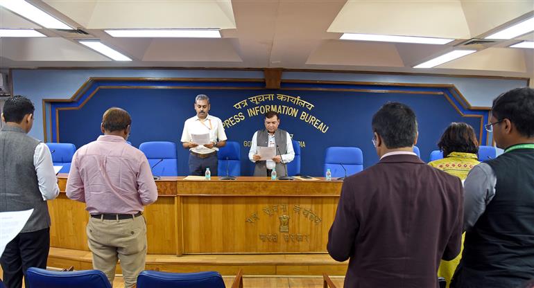 The Principal Director General, Press Information Bureau, Shri Dhirendra Ojha administered an integrity pledge to officers and officials during Vigilance Awareness Week 2025, in New Delhi on October 27, 2025.