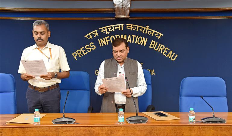 The Principal Director General, Press Information Bureau, Shri Dhirendra Ojha administered an integrity pledge to officers and officials during Vigilance Awareness Week 2025, in New Delhi on October 27, 2025.