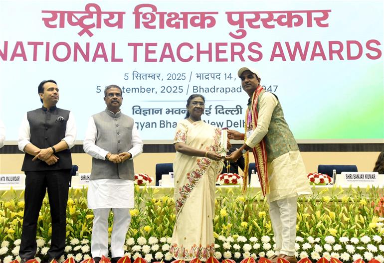 The President of India, Smt Droupadi Murmu presents the National Awards to Teachers on the occasion of Teachers’ Day at Vigyan Bhawan, in New Delhi on September 05, 2025.