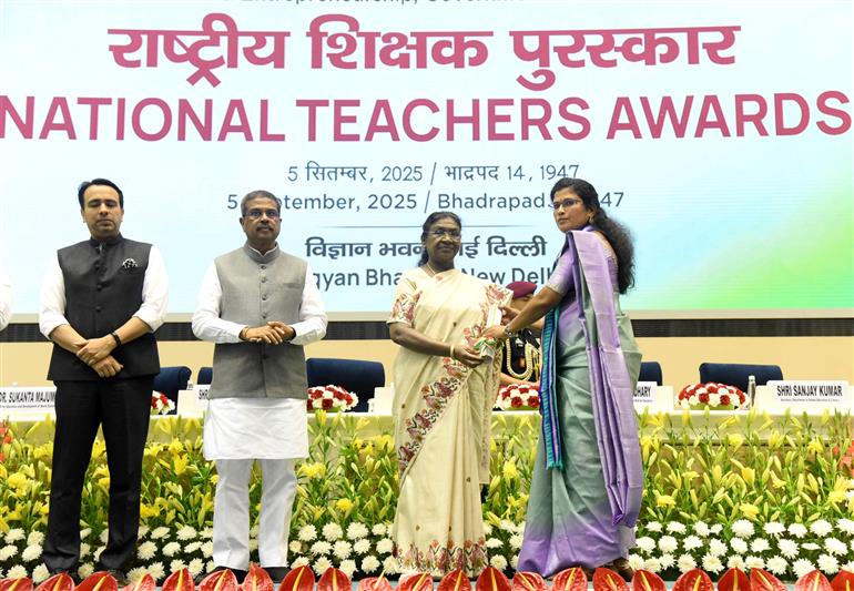 The President of India, Smt Droupadi Murmu presents the National Awards to Teachers on the occasion of Teachers’ Day at Vigyan Bhawan, in New Delhi on September 05, 2025.