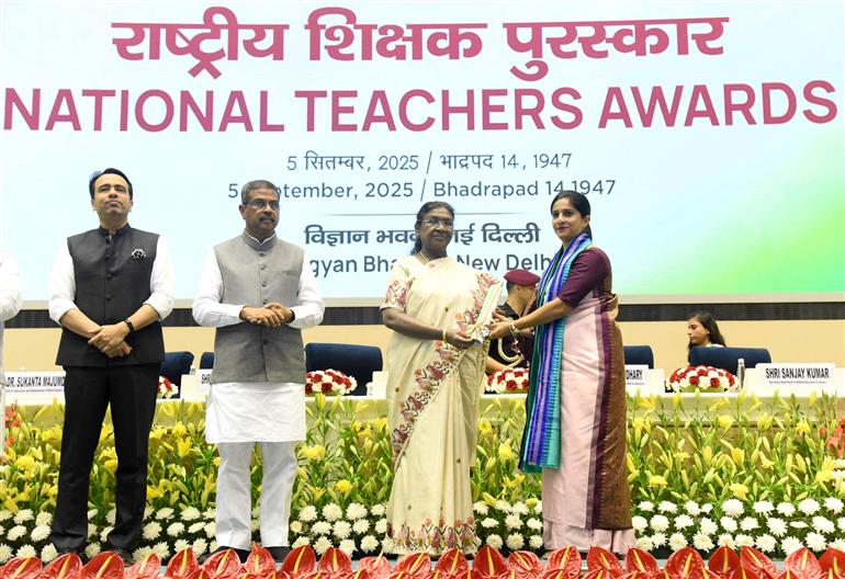 The President of India, Smt Droupadi Murmu presents the National Awards to Teachers on the occasion of Teachers’ Day at Vigyan Bhawan, in New Delhi on September 05, 2025.