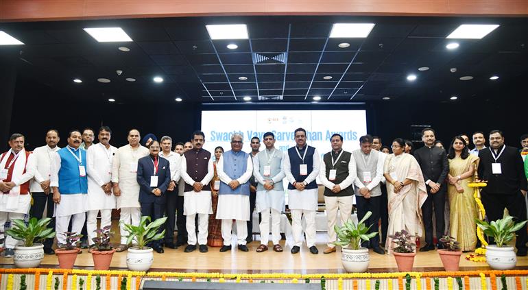 The Union Minister for Environment, Forest and Climate Change, Shri Bhupender Yadav in a group photograph at the Swachh Vayu Sarvekshan Awards & Wetland Cities Recognition Ceremony held at Indira Paryavaran Bhawan, in New Delhi on September 09, 2025.
