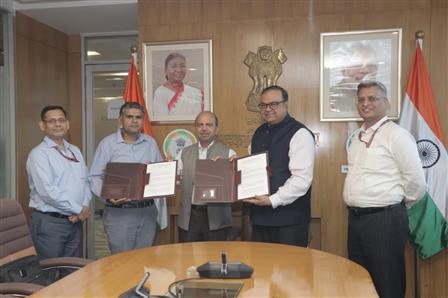 The Secretary, Ministry of Cooperation, Dr. Ashish Kumar Bhutani witnessing the Signing and Exchange of MoU between the National Co-operative Exports Limited (NCEL) and the Agricultural and Processed Food Products Export Development Authority (APEDA), in New Delhi on September 09, 2025.