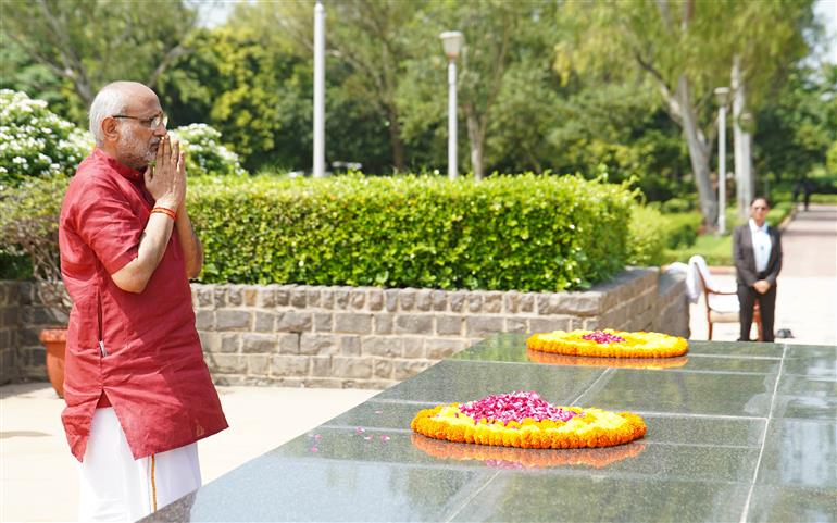 The Vice President of India, Shri C.P. Radhakrishnan paid homage to former Prime Minister, Shri Chaudhary Charan Singh at Kisan Ghat, in Delhi on September 12, 2025. 