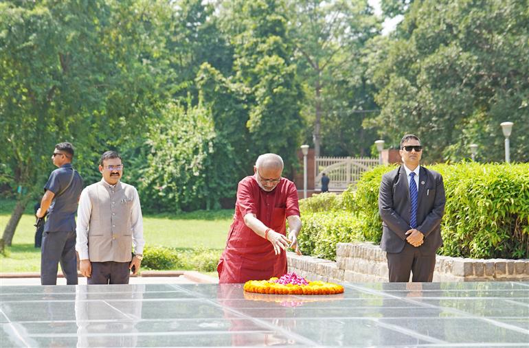 The Vice President of India, Shri C.P. Radhakrishnan paid homage to former Prime Minister, Shri Chaudhary Charan Singh at Kisan Ghat, in Delhi on September 12, 2025. 