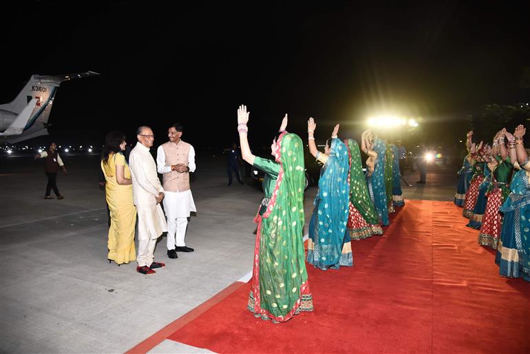 The Prime Minister of the Republic of Mauritius, Dr. Navinchandra Ramgoolam being welcomed by the Minister of State for Defence, Shri Sanjay Seth on his arrival at AFS Palam, in New Delhi, on September 15, 2025.