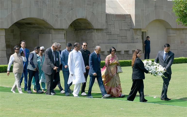 मॉरीशस गणराज्य के प्रधानमंत्री डॉ. नवीनचंद्र रामगुलाम 16 सितंबर, 2025 को दिल्ली के राजघाट स्थित महात्मा गांधी की समाधि पर पहुंचे।