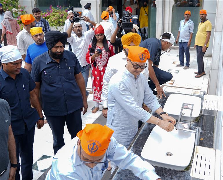 The Union Minister of Minority Affairs & Parliamentary Affairs, Shri Kiren Rijiju visited the Gurudwara Bangla Sahib on the sidelines of ‘Swachhata hi Seva Campaign-2025’, in New Delhi on September 17, 2025.
