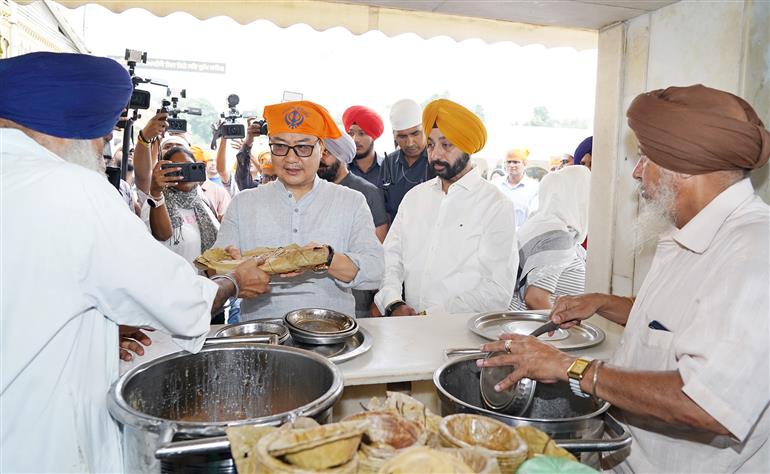 The Union Minister of Minority Affairs & Parliamentary Affairs, Shri Kiren Rijiju visited the Gurudwara Bangla Sahib on the sidelines of ‘Swachhata hi Seva Campaign-2025’, in New Delhi on September 17, 2025.