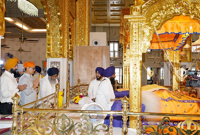 The Union Minister of Minority Affairs & Parliamentary Affairs, Shri Kiren Rijiju offered prayers and took blessings on the sidelines of ‘Swachhata hi Seva Campaign-2025’ at Gurudwara Bangla Sahib, in New Delhi on September 17, 2025.