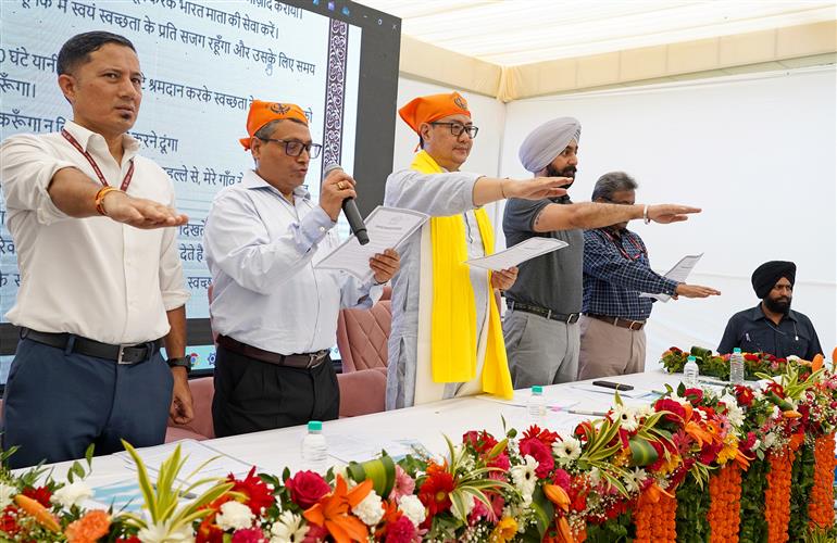 The Union Minister of Minority Affairs & Parliamentary Affairs, Shri Kiren Rijiju graced the event on the sidelines of the ‘Swachhata hi Seva Campaign-2025’ at Gurudwara Bangla Sahib, in New Delhi on September 17, 2025.