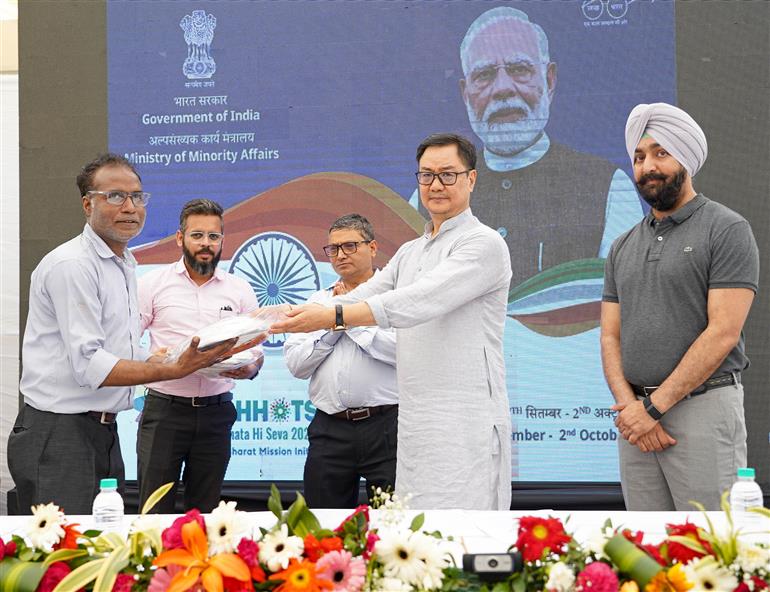 The Union Minister of Minority Affairs & Parliamentary Affairs, Shri Kiren Rijiju graced the event on the sidelines of the ‘Swachhata hi Seva Campaign-2025’ at Gurudwara Bangla Sahib, in New Delhi on September 17, 2025.