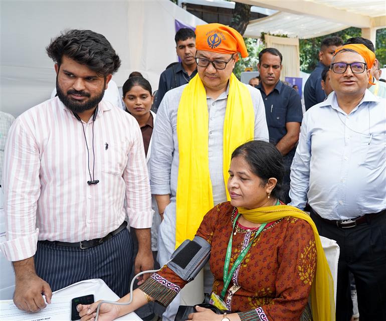 The Union Minister of Minority Affairs & Parliamentary Affairs, Shri Kiren Rijiju took a walkthrough of health camp on the sidelines of ‘Swachhata hi Seva Campaign-2025’ at Gurudwara Bangla Sahib, in New Delhi on September 17, 2025.
