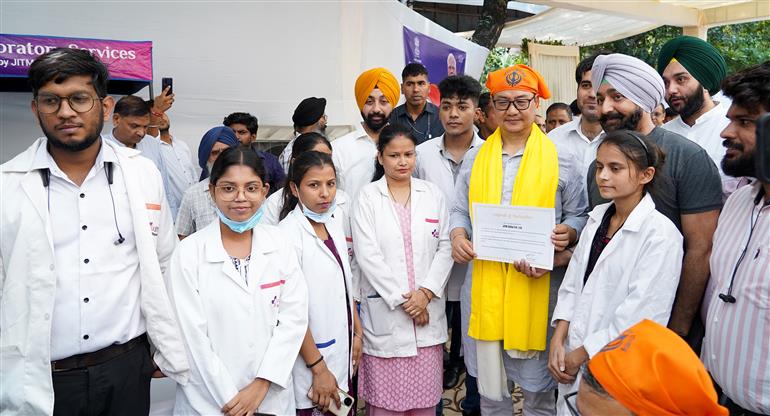 The Union Minister of Minority Affairs & Parliamentary Affairs, Shri Kiren Rijiju took a walkthrough of health camp on the sidelines of ‘Swachhata hi Seva Campaign-2025’ at Gurudwara Bangla Sahib, in New Delhi on September 17, 2025.