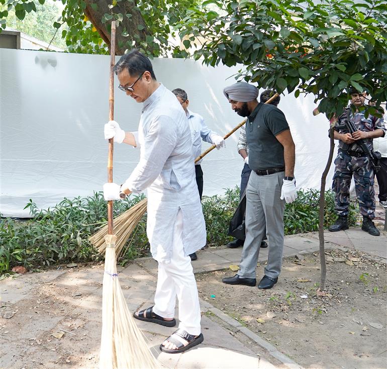 The Union Minister of Minority Affairs & Parliamentary Affairs, Shri Kiren Rijiju participated in the ‘Swachhata hi Seva Campaign-2025’ at Gurudwara Bangla Sahib, in New Delhi on September 17, 2025.