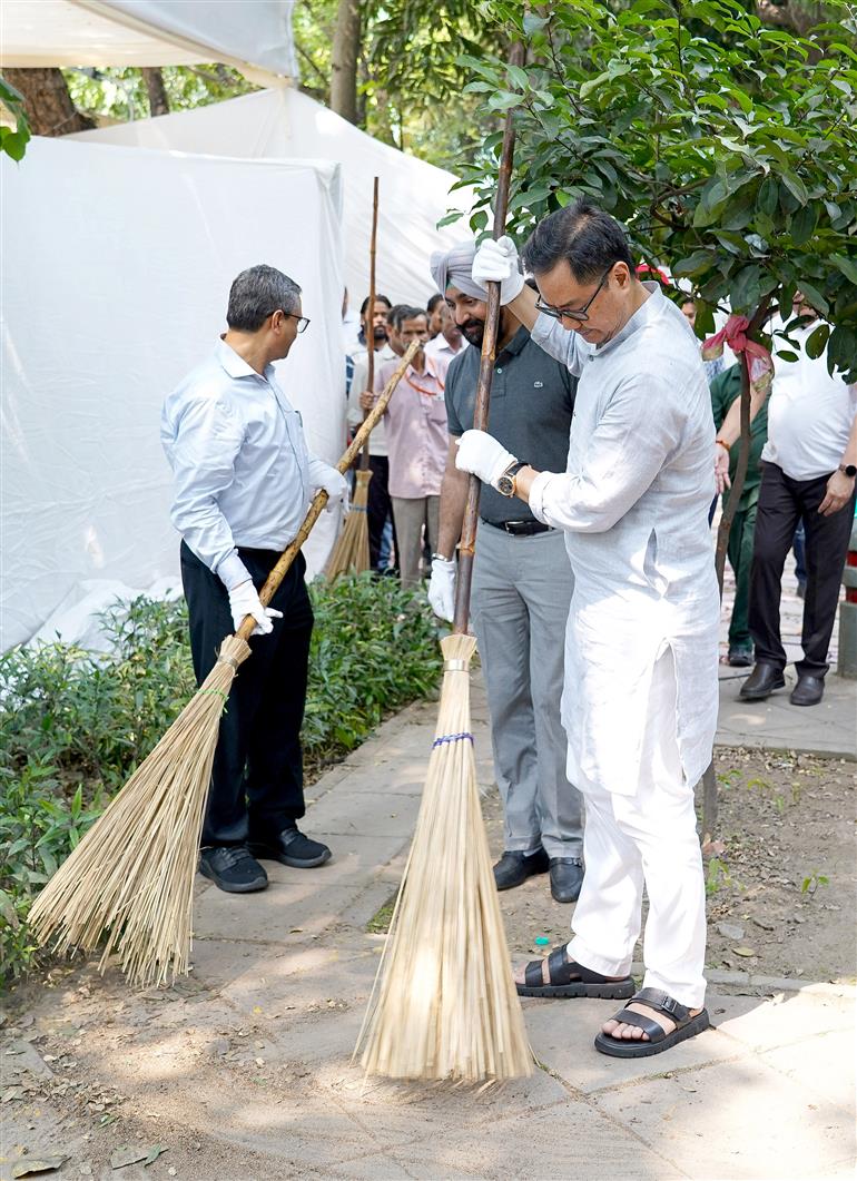 The Union Minister of Minority Affairs & Parliamentary Affairs, Shri Kiren Rijiju participated in the ‘Swachhata hi Seva Campaign-2025’ at Gurudwara Bangla Sahib, in New Delhi on September 17, 2025.