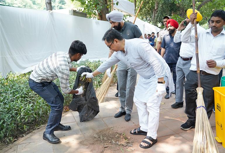 The Union Minister of Minority Affairs & Parliamentary Affairs, Shri Kiren Rijiju participated in the ‘Swachhata hi Seva Campaign-2025’ at Gurudwara Bangla Sahib, in New Delhi on September 17, 2025.