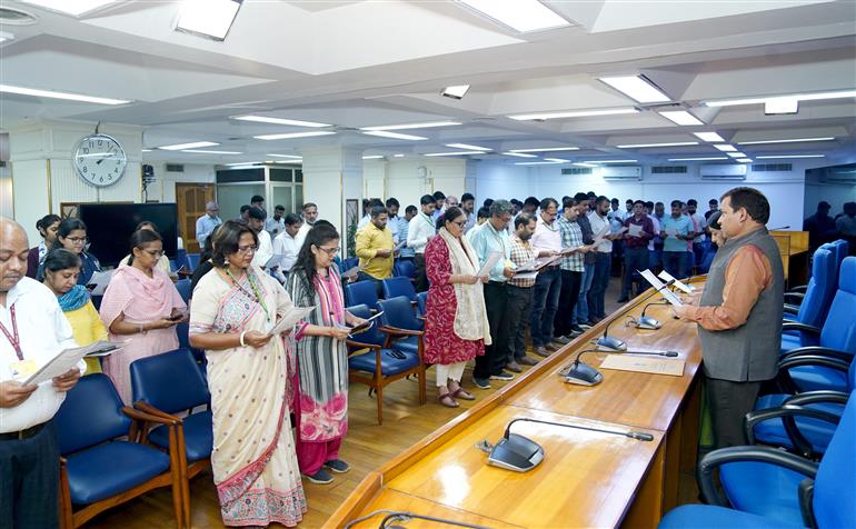 The Principal Director General, Press Information Bureau, Shri Dhirendra Ojha administered the Swachhta Pledge, in New Delhi on September 18, 2025.