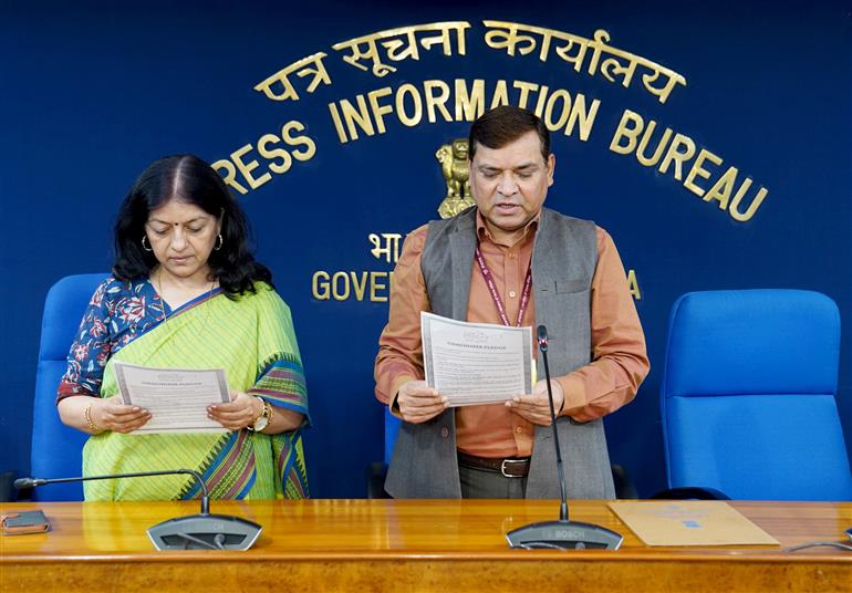 The Principal Director General, Press Information Bureau, Shri Dhirendra Ojha administered the Swachhta Pledge, in New Delhi on September 18, 2025.