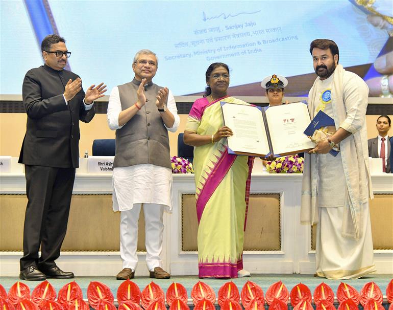The President, Smt. Droupadi Murmu confers the Dadasaheb Phalke Award to Actor Shri Mohanlal at the 71st National Film Awards ceremony in Vigyan Bhavan, New Delhi on September 23, 2025.