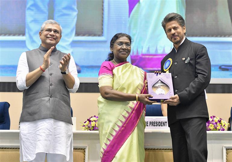 The President, Smt. Droupadi Murmu confers the Best Actor Award in a Leading Role Jawan (Hindi) to Actor Shri Shah Rukh Khan at the 71st National Film Awards ceremony in Vigyan Bhavan, New Delhi on September 23, 2025.