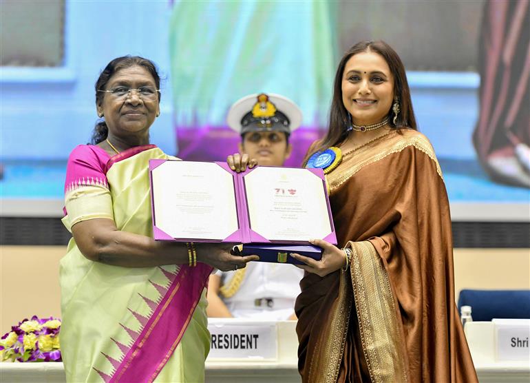 राष्ट्रपति श्रीमती द्रौपदी मुर्मु 23 सितंबर, 2025 को नई दिल्ली स्थित विज्ञान भवन में आयोजित 71वें राष्ट्रीय फिल्म पुरस्कार समारोह में अभिनेत्री श्रीमती रानी मुखर्जी को मिसेज चटर्जी वर्सेस नार्वे (हिंदी) में लीड रोल के लिए सर्वश्रेष्ठ अभिनेत्री का पुरस्कार प्रदान करती हुईं।
