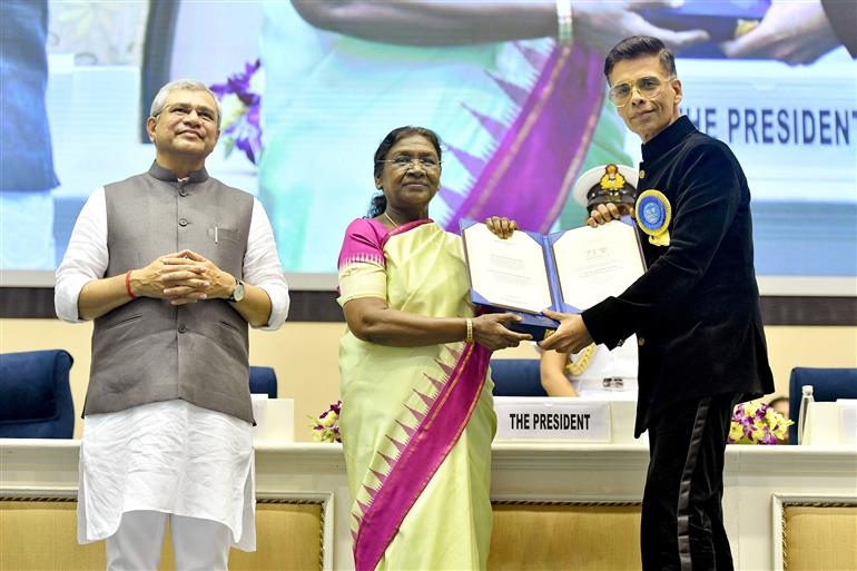 The President, Smt. Droupadi Murmu confers the award for ‘Best Popular Film Providing Wholesome Entertainment’ to Director Shri Karan Yash Johar for Rocky Aur Rani Kii Prem Kahaani (Hindi) at the 71st National Film Awards ceremony in Vigyan Bhavan, New Delhi on September 23, 2025.