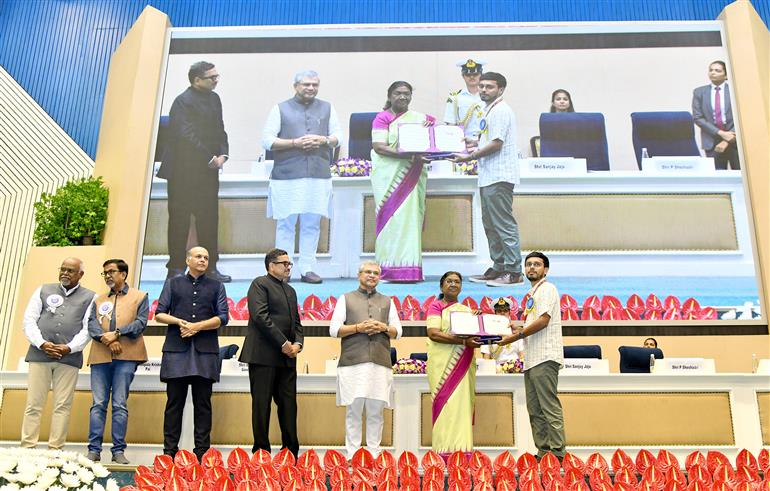 The President, Smt. Droupadi Murmu confers the Award for the ‘Best Sound Design’ in Non-Feature Films category to Shubharun Sengupta for ‘Dhundhgiri Ke Phool’ (Hindi) at the 71st National Film Awards ceremony in Vigyan Bhavan, New Delhi on September 23, 2025.
