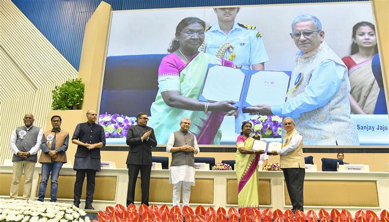 The President, Smt. Droupadi Murmu confers the award for Best Film Critic (Assamese) to Shri Utpal Datta at the 71st National Film Awards ceremony in Vigyan Bhavan, New Delhi on September 23, 2025.