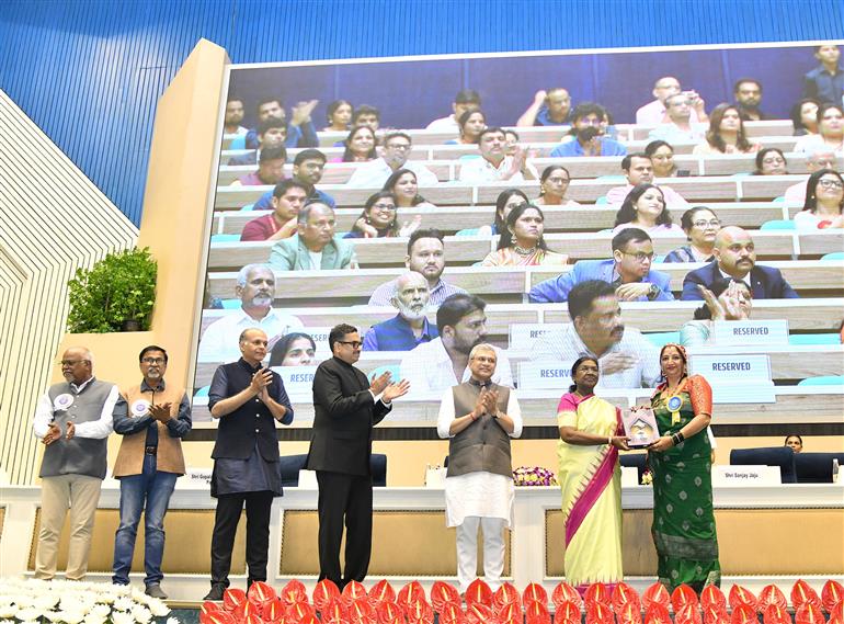 The President, Smt. Droupadi Murmu confers the award for Best Kannada Film (Kandeelu - The Ray of Hope) to Director: Ms. Yashoda Prakash Kottukathira at the 71st National Film Awards ceremony in Vigyan Bhavan, New Delhi on September 23, 2025.