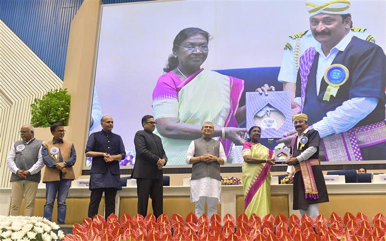 The President, Smt. Droupadi Murmu confers the award for the Best Kannada Film (Kandeelu - The Ray of Hope) to Producer: Swastik Entertainment Rep: Shri Prakash Kariappa Kottukathira at the 71st National Film Awards ceremony in Vigyan Bhavan, New Delhi on September 23, 2025.