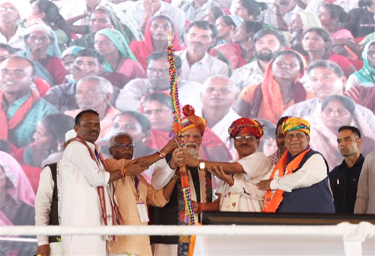 PM at the foundation stone laying and inauguration of the various projects at Banswara, in Rajasthan on September 25, 2025.