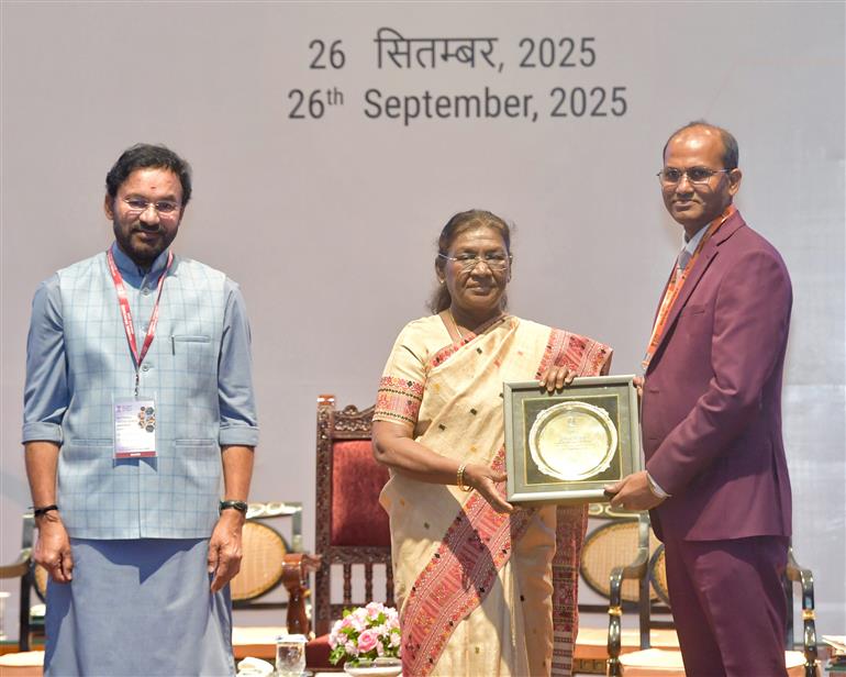 The President of India, Smt Droupadi Murmu presented the National Geoscience Awards-2024 for outstanding contributions in the field of Geoscience at Rashtrapati Bhavan, in New Delhi on September 26, 2025.