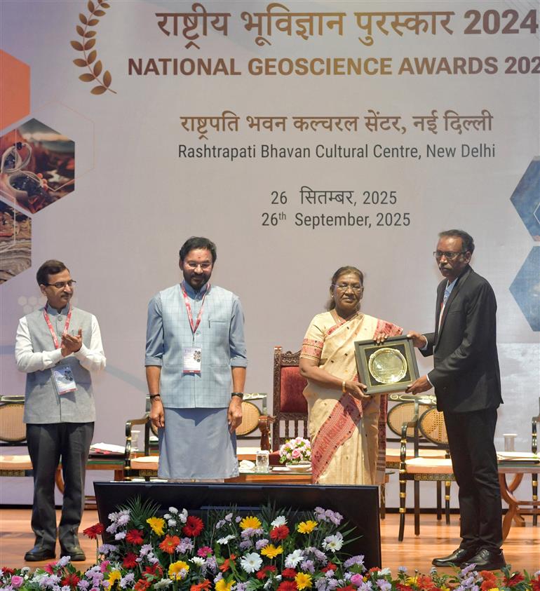 The President of India, Smt Droupadi Murmu presented the National Geoscience Awards-2024 for outstanding contributions in the field of Geoscience at Rashtrapati Bhavan, in New Delhi on September 26, 2025.