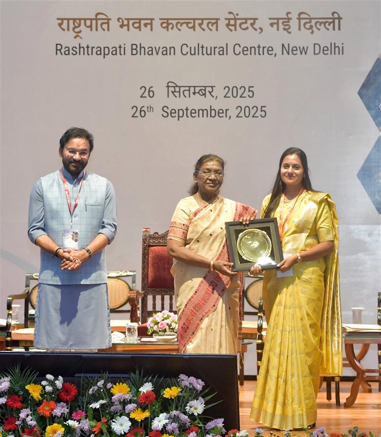 The President of India, Smt Droupadi Murmu presented the National Geoscience Awards-2024 for outstanding contributions in the field of Geoscience at Rashtrapati Bhavan, in New Delhi on September 26, 2025.