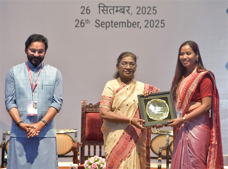 The President of India, Smt Droupadi Murmu presented the National Geoscience Awards-2024 for outstanding contributions in the field of Geoscience at Rashtrapati Bhavan, in New Delhi on September 26, 2025.