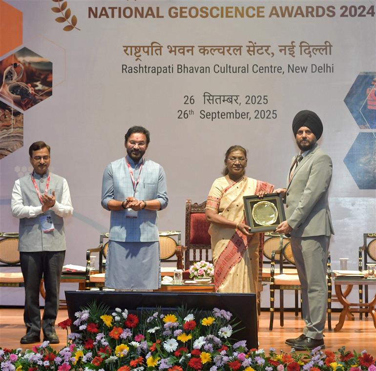 The President of India, Smt Droupadi Murmu presented the National Geoscience Awards-2024 for outstanding contributions in the field of Geoscience at Rashtrapati Bhavan, in New Delhi on September 26, 2025.